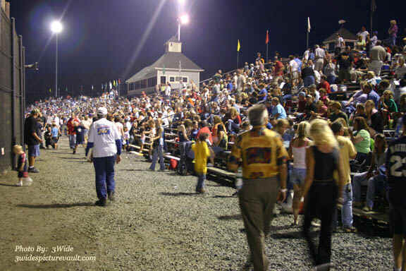 Crowd_07.08.06.jpg (82891 bytes)